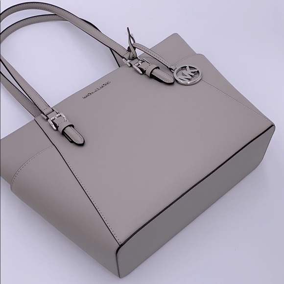 MICHAEL KORS CHARLOTTE LARGE TZ TOTE PEARL GREY - Picture 13 of 16